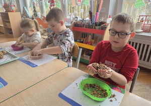 dzieci lepią kule dla ptaków