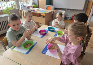 dzieci lepią kule dla ptaków