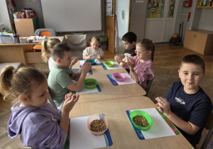 dzieci lepią kule dla ptaków