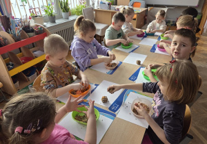 dzieci lepią kule dla ptaków