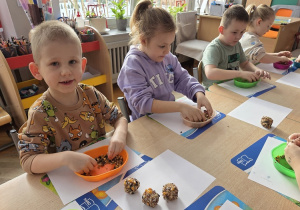 dzieci lepią kule dla ptaków