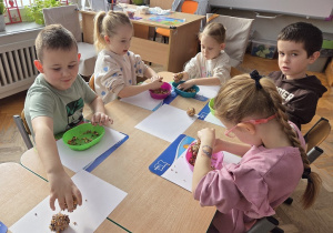 dzieci lepią kule dla ptaków