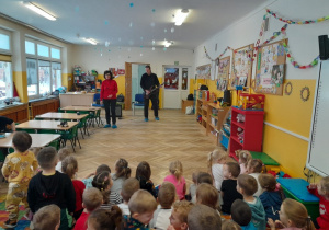 Dzieci poznają nowy instrument - gitarę elektryczną