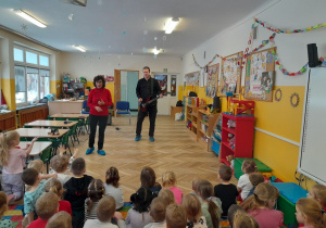 Dzieci poznają nowy instrument - gitarę elektryczną