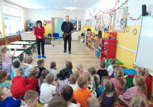 Dzieci poznają nowy instrument - gitarę elektryczną