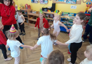 Dzieci poznają nowy instrument - gitarę elektryczną