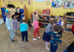 Dzieci poznają nowy instrument - gitarę elektryczną