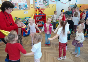 Dzieci poznają nowy instrument - gitarę elektryczną