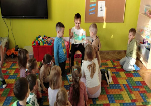 chłopiec opowiada o rysunku