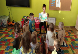 chłopiec opowiada o rysunku