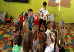 chłopiec pokazuje ukryte okienka w książce