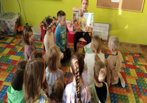 chłopiec opowiada o przygodach piratów