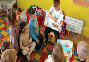 chłopiec opowiada o przygodach piratów