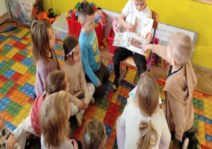 chłopiec odpowiada na pytania do ilustracji