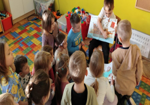 chłopiec pokazuje ukryte skrytki na statku piratów