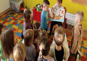 chłopiec mówi o życiu piratów na statku