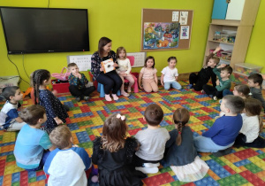 Truskawki słuchają czytanej książki przez naszego gościa