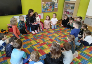 Truskawki słuchają czytanej książki przez naszego gościa