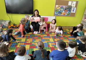 Truskawki słuchają czytanej książki przez naszego gościa