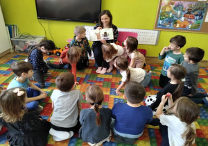 Truskawki słuchają czytanej książki przez naszego gościa