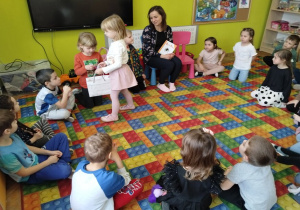 Dziewczynka rozdaje cukierki