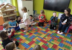 Dziewczynka rozdaje cukierki