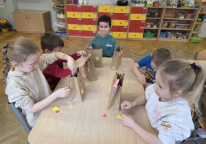 dzieci pakują niespodziankę dla dziadków