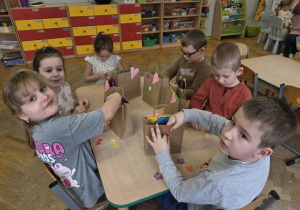 dzieci pakują niespodziankę dla dziadków