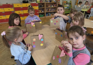 dzieci pakują niespodziankę dla dziadków