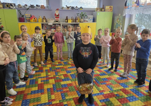 dzieci śpiewają solenizantowi sto lat