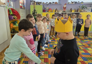 dzieci składają życzenia