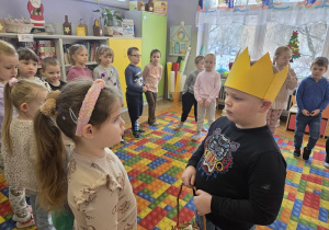 dzieci składają życzenia