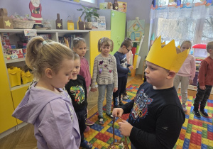 dzieci składają życzenia