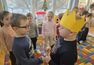 dzieci składają życzenia