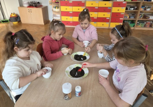 Dzieci przygotowują zimową herbatkę dla Dziadków