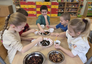 Dzieci przygotowują zimową herbatkę dla Dziadków