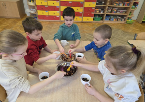Dzieci przygotowują zimową herbatkę dla Dziadków