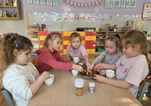 Dzieci przygotowują zimową herbatkę dla Dziadków