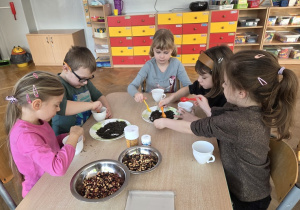 Dzieci przygotowują zimową herbatkę dla Dziadków