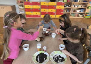 Dzieci przygotowują zimową herbatkę dla Dziadków