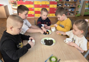 Dzieci przygotowują zimową herbatkę dla Dziadków