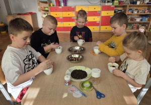 Dzieci przygotowują zimową herbatkę dla Dziadków