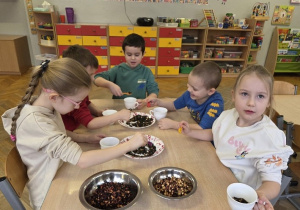 Dzieci przygotowują zimową herbatkę dla Dziadków
