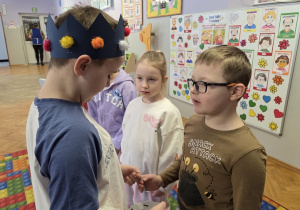 dzieci solenizantowi składają życzenia