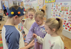 dzieci solenizantowi składają życzenia