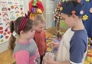 dzieci solenizantowi składają życzenia