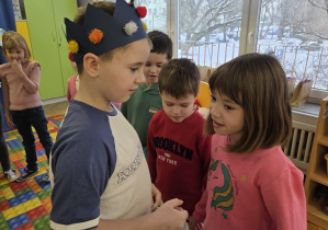 dzieci solenizantowi składają życzenia