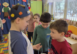 dzieci solenizantowi składają życzenia