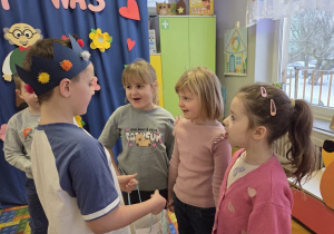 dzieci solenizantowi składają życzenia