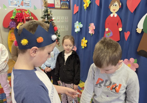 dzieci solenizantowi składają życzenia